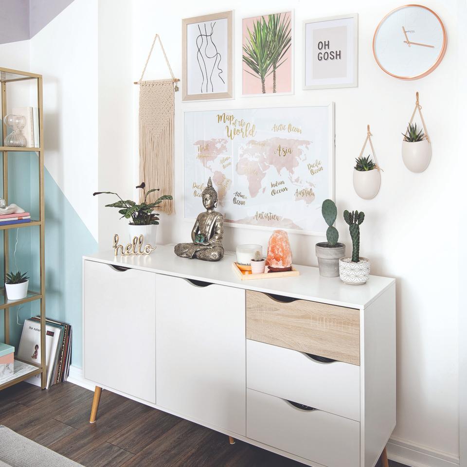 Hallway with a sideboard and bohemian decorations