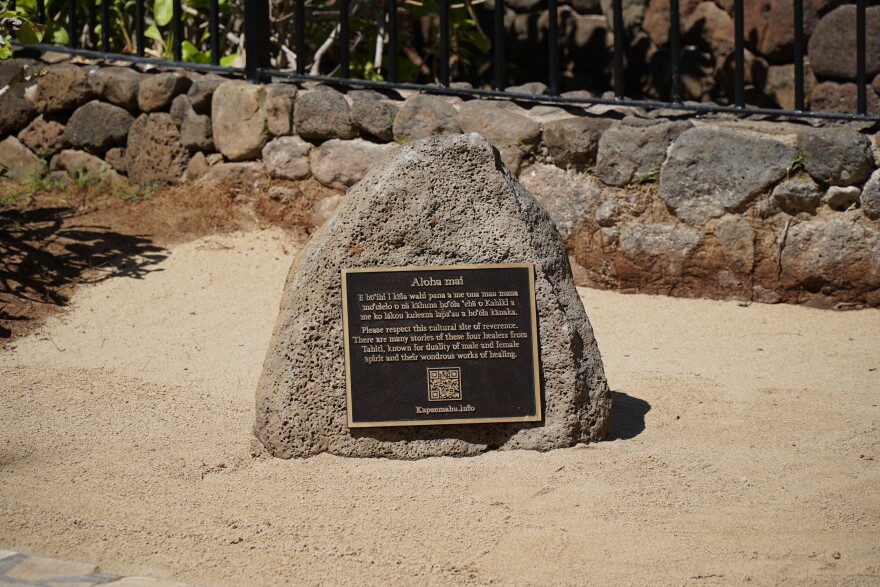 A new plaque pays homage to the Healer Stones of Kapaemahu.